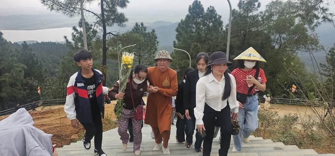 Du khách hành hương về chùa Hương Tích sáng ngày khai hội