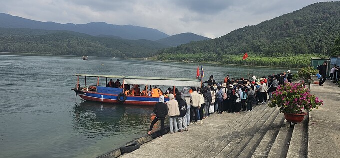 Bến thuyền đưa du khách qua một đoạn đường sông lên chùa Hương Tích
