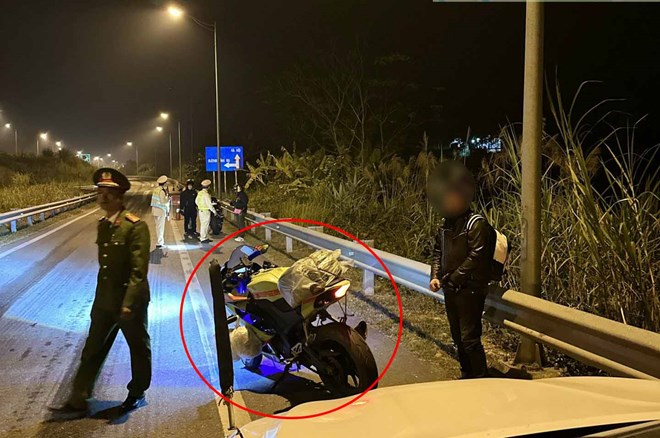 Lực lượng chức năng phát hiện nhiều tài xế xe máy đi vào cao tốc Nội Bài - Lào Cai. Ảnh: Công an cung cấp