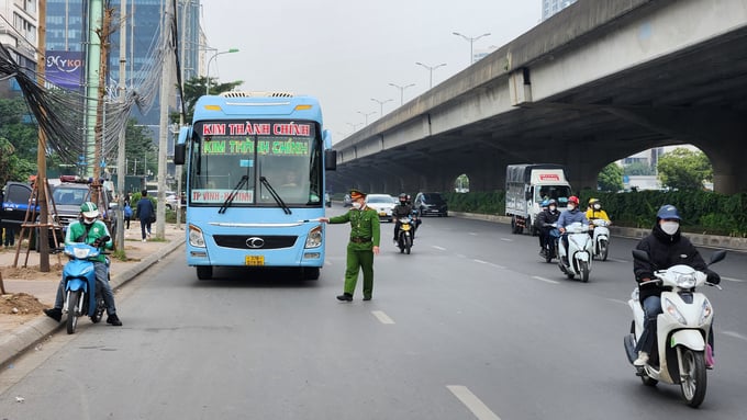 Xe trá hình vô tư bắt khách trên đường Phạm Hùng, Hà Nội gây mất ATGT.