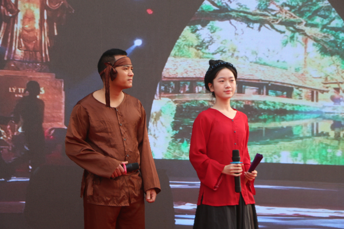 Ca sĩ Kiều Minh Tâm (phải) - Quán quân Giọng hát Việt nhí 2019 là một trong những người đại diện cho thế hệ trẻ xã Liệp Tuyết phát huy, gìn giữ điệu Hát Dô