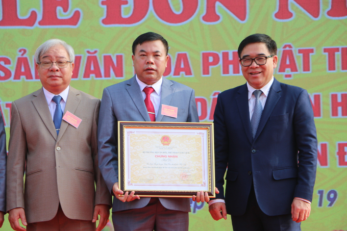 Giám đốc Sở Văn hóa và Thể thao Thành phố Hà Nội Đỗ Đình Hồng trao bằng công nhận Di sản văn hóa Phi vật thể Hát Dô cho chính quyền xã Liệp Tuyết