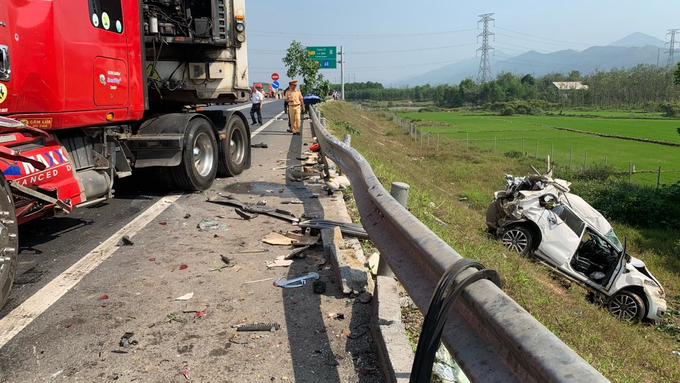 Hiện trường vụ tai nạn giao thông trên cao tốc Cam Lộ - La Sơn khiến ba mẹ con tử vong.
