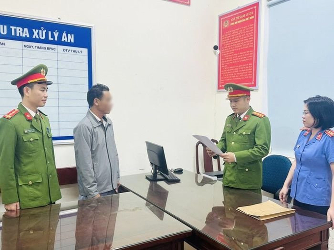 Trần Văn Song (áo xám) bị khởi tố vì chống đối, đe dọa tổ công tác làm nhiệm vụ kiểm tra nồng độ cồn