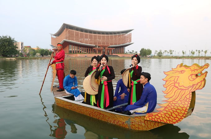 Trình diễn quan họ trên thuyền - nét văn hóa đặc sắc của Bắc Ninh.