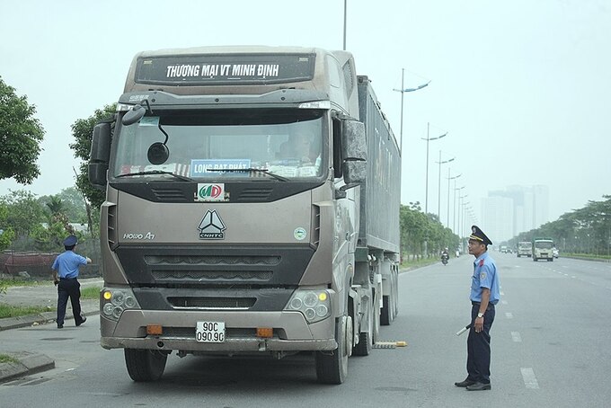 TTGT Hà Nội kiểm tra, xử lý xe đầu kéo vi phạm trên đường Trường Sa (huyện Đông Anh, Hà Nội).