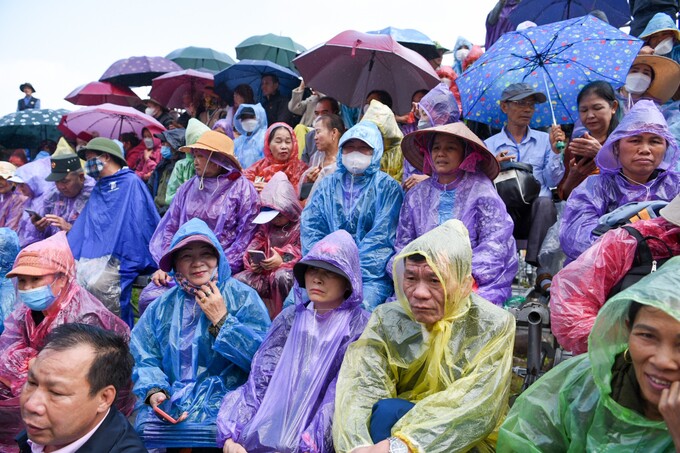 Bất chấp thời tiết mưa phùn, người dân tại huyện Sơn Động vẫn đứng dưới cơn mưa tầm tã để được tận mắt chứng kiến các tiết mục đặc sắc và lễ rước bài vị tam tổ.