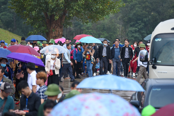 Theo ghi nhận của PV Banduong.vn, tuy trời mưa, đường trơn trượt nhưng rất đông du khách và người dân địa phương vẫn đến dự khai lễ khai hội xuân Tây Yên Tử.