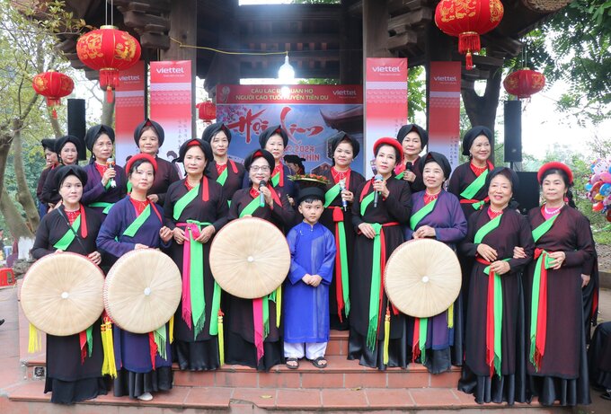 Các liền anh, liền chị câu lạc bộ Quan họ người cao tuổi huyện Tiên Du và liền anh nhí biểu diễn Quan họ tại hội Lim.