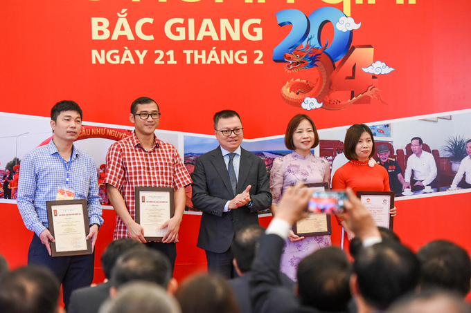 Ông Lê Quốc Minh - Tổng Biên tập Báo Nhân dân trao giấy chứng nhận cho các tác giả, nhóm tác giả đoạt Giải báo chí quốc gia năm 2022.