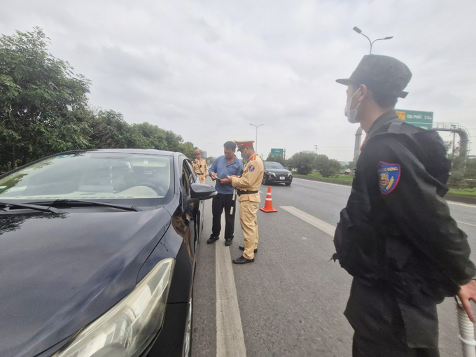 Lực lượng chức năng tỉnh Bắc Ninh kiểm tra phương tiện vi phạm trên tuyến đường Quốc lộ 1.