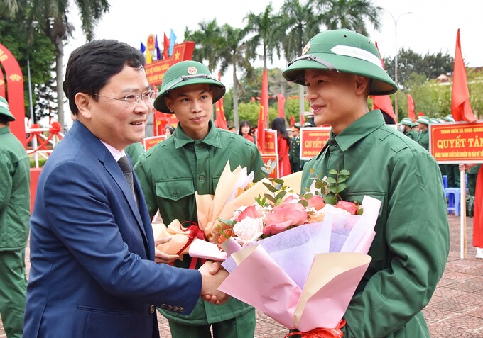 Bí thư Tỉnh ủy Bắc Ninh Nguyễn Anh Tuấn (thứ 4 từ trái qua) cùng các đồng chí lãnh đạo tặng hoa, động viên tân binh huyện Gia Bình.