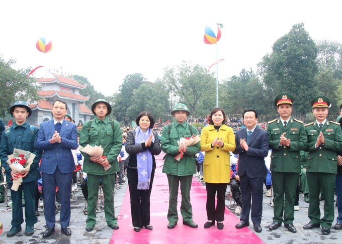 Chủ tịch UBND tỉnh Bắc Ninh Nguyễn Hương Giang (thứ 4 từ trái qua) cùng các lãnh đạo tặng hoa, động viên tân binh huyện Tiên Du.