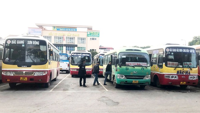 Xe ô tô của các doanh nghiệp kinh doanh vận tải đón khách tại Bến xe Khách Bắc Giang