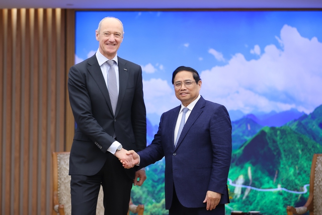 Thủ tướng Phạm Minh Chính và ông Roland Busch, Chủ tịch kiêm Tổng Giám đốc điều hành Tập đoàn Siemens - Ảnh: VGP/Nhật Bắc