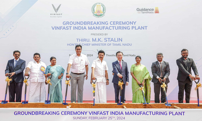 Thủ hiến bang Tamil Nadu, ông M.K. Stalin, Tổng Giám đốc VinFast Ấn Độ, ông Phạm Sanh Châu và các quan chức bang Tamil Nadu thực hiện lễ động thổ nhà máy VinFast ngày 25/02/2024