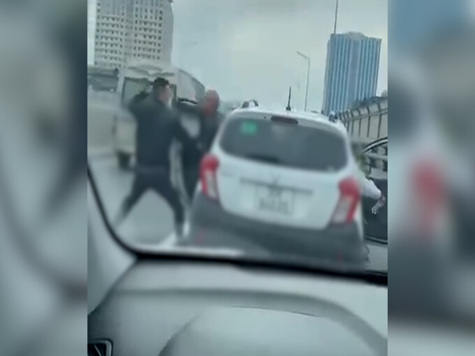 Hình ảnh hai thanh niên còn hành hung tài xế ô tô (Ảnh chụp màn hình).
