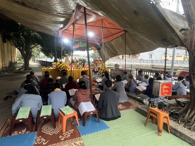 Người dân ở khu phố Tam Lư, phường Đồng Nguyên, TP Từ Sơn (Bắc Ninh) đã tự ý mang bát hương, đồ vật cúng lễ, căng bạt lập 'đàn tràng' để cúng bái 'rắn thần'.