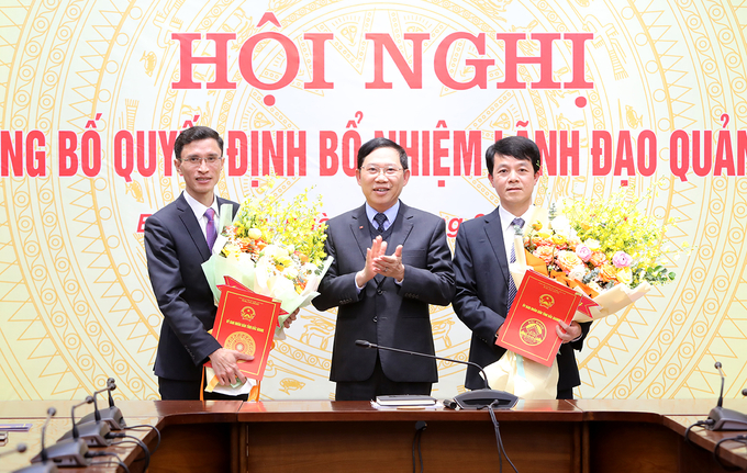 Ông Nguyễn Thanh Tùng (bên trái) nhận quyết định bổ nhiệm chức vụ Giám đốc Sở GTVT tỉnh Bắc Giang.