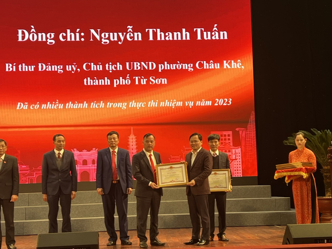 Bí thư Tỉnh ủy Bắc Ninh Nguyễn Anh Tuấn trao Bằng khen cho ông Nguyễn Thanh Tuấn - Bí thư, Chủ tịch UBND phường Châu Khê và các cá nhân có thành tích xuất sắc trong năm 2023.