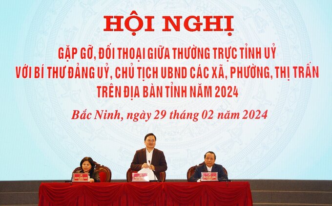 Bí thư Tỉnh ủy Bắc Ninh Nguyễn Anh Tuấn trả lời câu hỏi tại buổi đối thoại với các đại biểu.