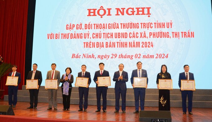 Lãnh đạo tỉnh Bắc Ninh trao bằng khen cho các cá nhân có thành tích xuất sắc.