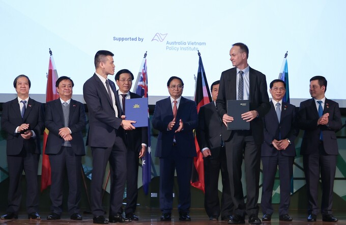 Vietnam Airlines và Trường Đại học Quốc tế RMIT đã tuyên bố hợp tác chiến lược, đồng thời trao Bản Thỏa thuận hợp tác chung