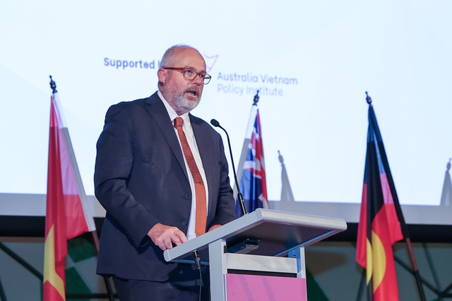 Đồng Bộ trưởng Sản xuất và Thương mại Australia Tim Ayres phát biểu khai mạc Diễn đàn