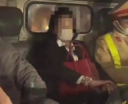 Nữ tài xế ngồi trên xe ô tô của CSGT để tránh va chạm không đáng có
