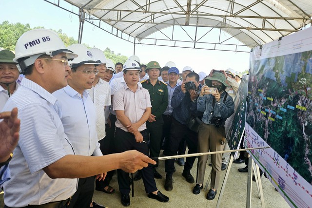 Ông Nguyễn Thanh Hoài, Giám đốc Ban QLDA 85 báo cáo Bộ trưởng quyết tâm hoàn thành vượt tiến độ cao tốc qua Bình Định, Phú Yên.