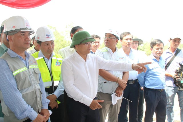 Bộ trưởng Bộ GTVT Nguyễn Văn Thắng chỉ đạo các nhà thầu phải đẩy nhanh tiến độ hoàn thành dự án sớm nhất có thể.