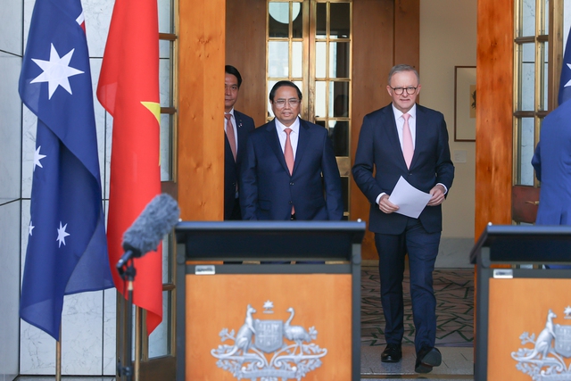 Thủ tướng Phạm Minh Chính và Thủ tướng Australia Anthony Albanese tới buổi họp báo, thông báo nâng cấp quan hệ Việt Nam-Australia lên mức cao nhất - quan hệ Đối tác Chiến lược toàn diện - Ảnh: VGP/Nhật Bắc