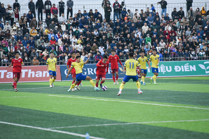 Ngay từ những phút đầu tiên, các cầu thủ Bắc Ninh FC đã dồn lên tấn công để tìm kiếm bàn thắng để cụ thể hóa ưu thế sân nhà.