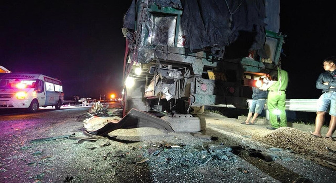 Vụ tai nạn giao thông đặc biệt nghiêm trọng trên tuyến cao tốc Cam Lộ - La Sơn thuộc địa phận xã Phong Sơn, huyện Phong Điền, tỉnh Thừa Thiên Huế.