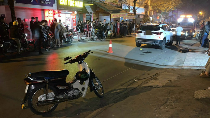 Nữ tài xế va chạm với xe máy trên phố Trần Cung