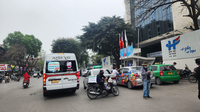 Taxi, xe dù dàn hàng 2 - 3 dọc phố Phương Mai, nơi tập trung 3 bệnh viện lớn của Hà Nội.