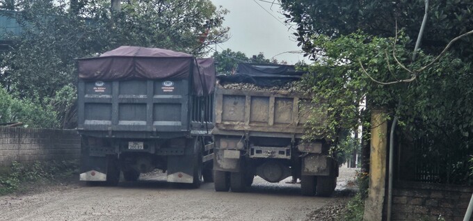 Những chuyến xe tải chở đá 'có ngọn', đậy bạt sơ sài từ trong mỏ đá Hưng Thịnh đi ra