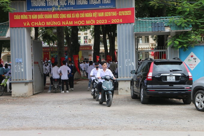 Khi bước ra khỏi cánh cổng trường sau lễ khai giảng, hàng trăm học sinh 'quên' đội mũ bảo hiểm khi ngồi trên xe máy, xe đạp điện tham gia giao thông