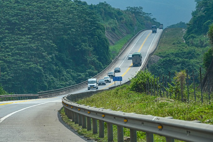 Cao tốc Nội Bài - Lào Cai, đoạn từ Km123 đến Km262 300 (Yên Bái - Lào Cai) chỉ có 2 làn, không có dải phân cách giữa