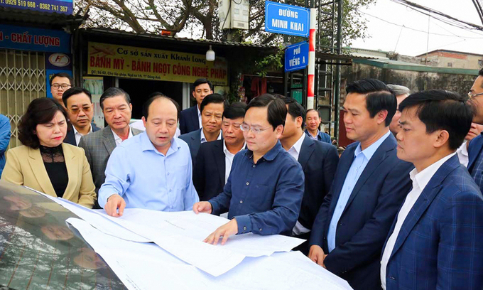 Chủ tịch UBND TP Từ Sơn, ông Hoàng Bá Huy báo cáo tiến độ theo mô tả tại bản đồ tổng thể dự án.