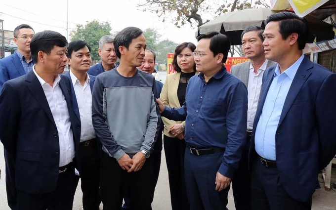 Bí thư Tỉnh ủy Nguyễn Anh Tuấn chia sẻ và lắng nghe tâm tư, nguyện vọng của người dân đang sinh sống gần dự án.