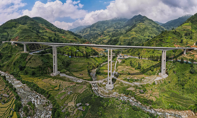 Toàn tuyến có 6 cây cầu; trong đó, cầu Móng Sến dài 612 m với 5 nhịp liên tục, bề mặt rộng 14 m, 4 làn xe; chiều cao 83 m, đây là cầu cạn có trụ cao nhất Việt Nam.