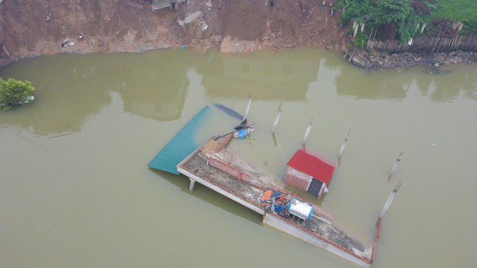 Toàn bộ ngôi nhà của anh Nguyễn Văn Cường bị sông Cầu 'nuốt chửng'.