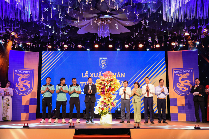 Bí thư Tỉnh uỷ Bắc Ninh Nguyễn Anh Tuấn cùng lãnh đạo tỉnh tặng hoa chúc mừng CLB Bóng đá Bắc Ninh.