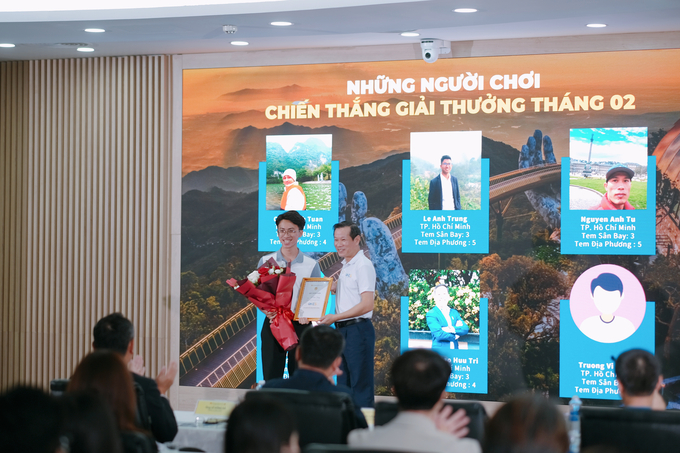 Phó Tổng Giám đốc Vietnam Airlines trao giải cho người chơi xuất sắc chinh phục chặng đường đầu tiên của One S