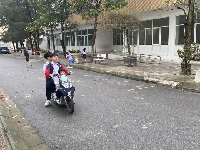 Ghi nhận của PV Bạn Đường tại một trưởng cấp 3 trong địa bàn thành phố Hà Nội đùa nghịch trên xe đạp điện