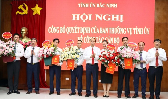 Lãnh đạo Tỉnh ủy Bắc Ninh trao các quyết định bổ nhiệm, phân công cán bộ lãnh đạo.
