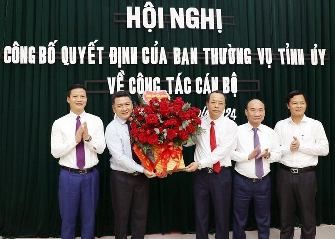 Lãnh đạo tỉnh Bắc Ninh tặng hoa chúc mừng tân Bí thư Huyện ủy Lương Tài Đỗ Đình Hữu.