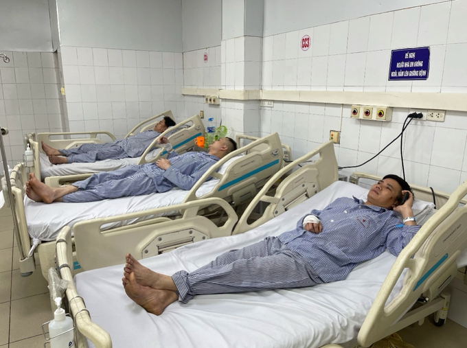 Nhóm công nhân may mắn thoát nạn trong vụ cháy khí metan đang được điều trị tại Bệnh viện Đa khoa tỉnh Quảng Ninh. ảnh: Lê Dũng