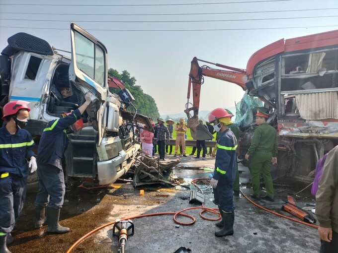 Hiện trường vụ tai nạn giữa xe ô tô khách và xe đầu kéo tại Quốc lộ 1 tuyến tránh TP Hà Tĩnh